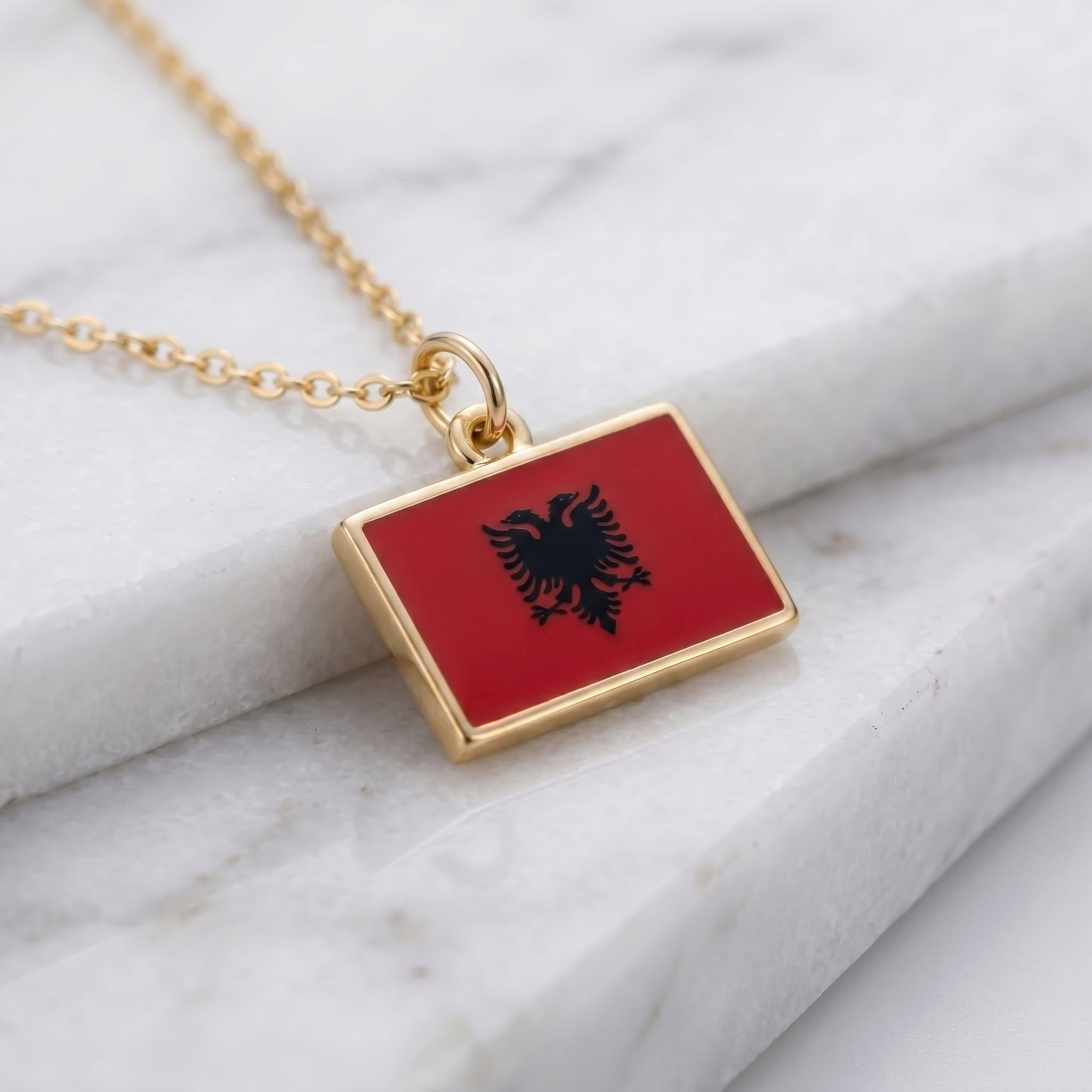 Albánia zászló charm · Arany