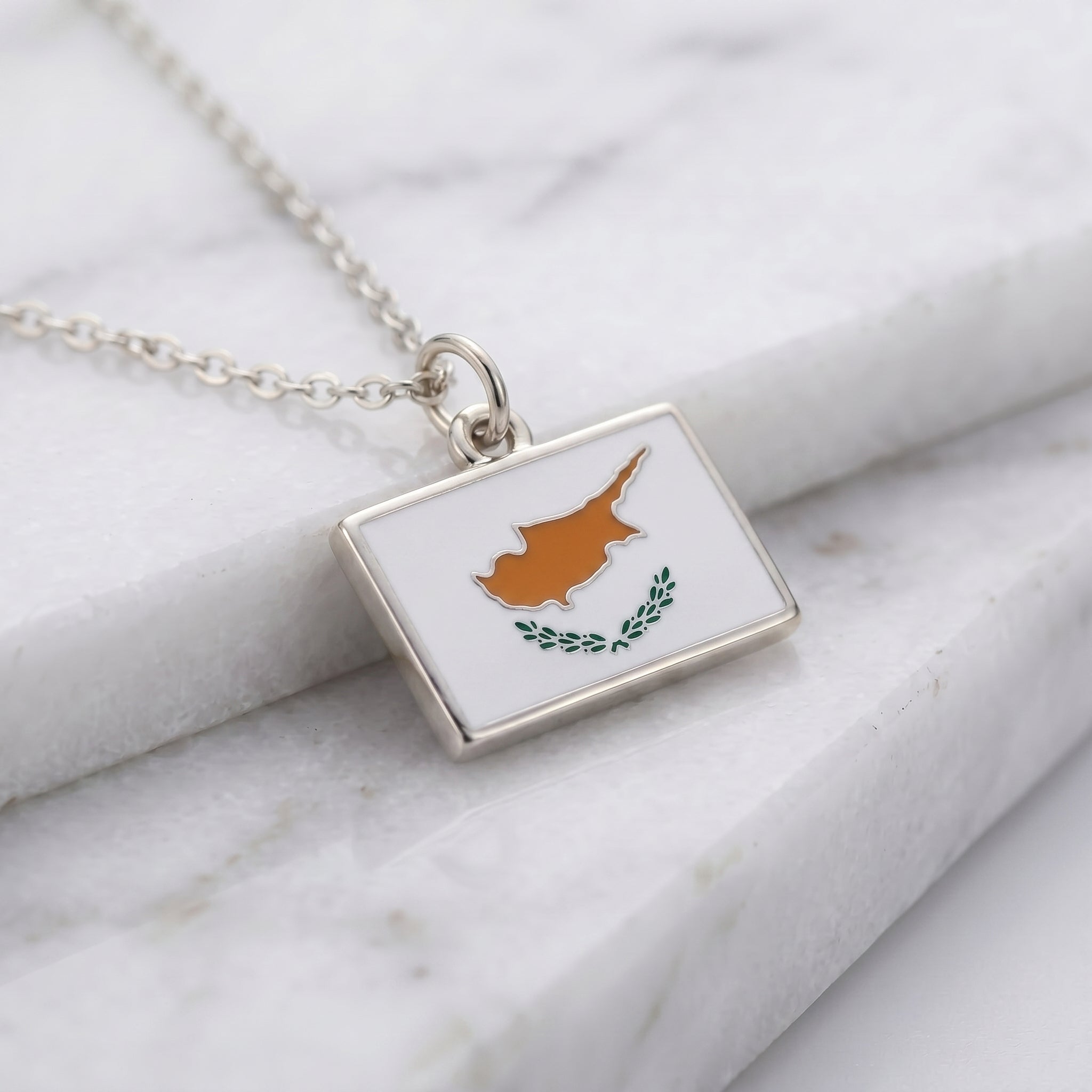 Ciprus zászló charm · Ezüst