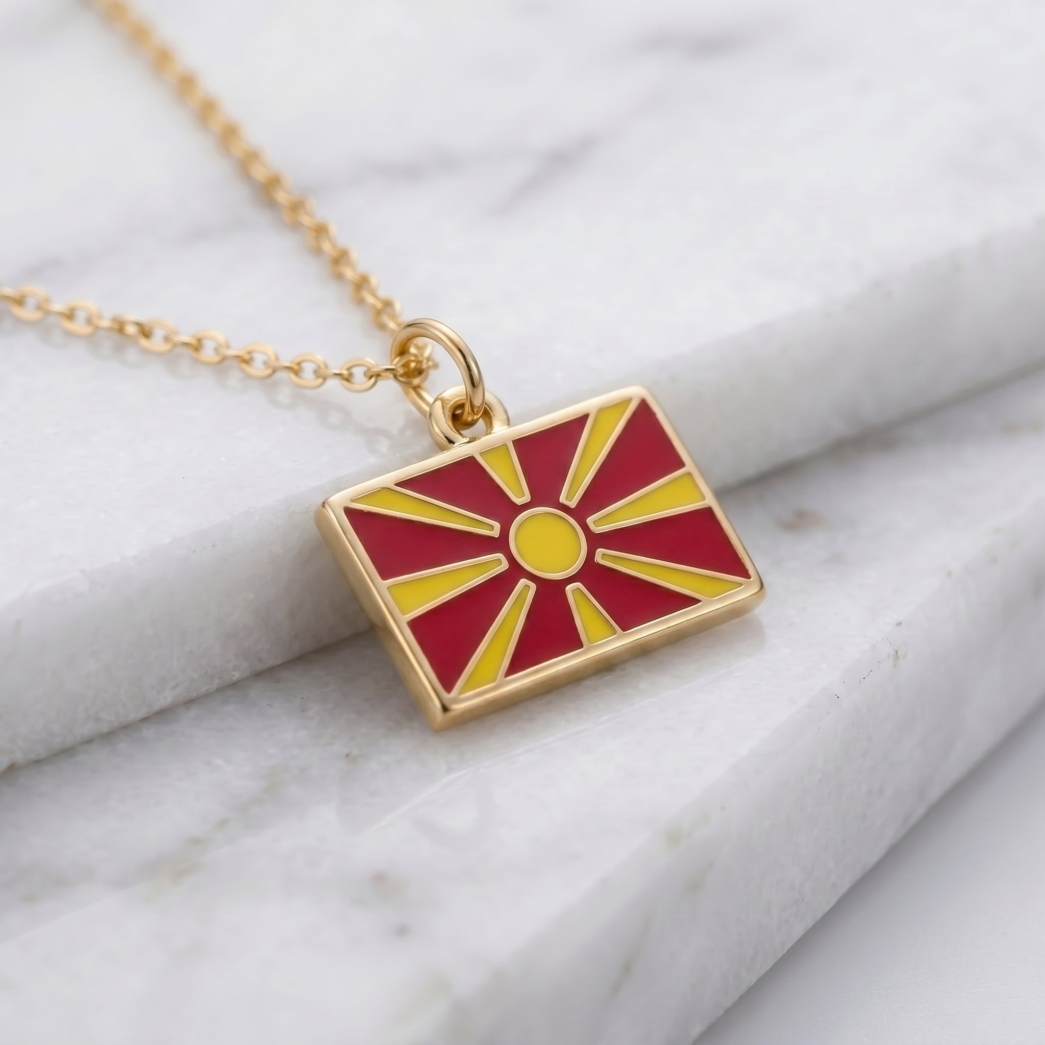 Észak-Macedónia zászló charm · Arany