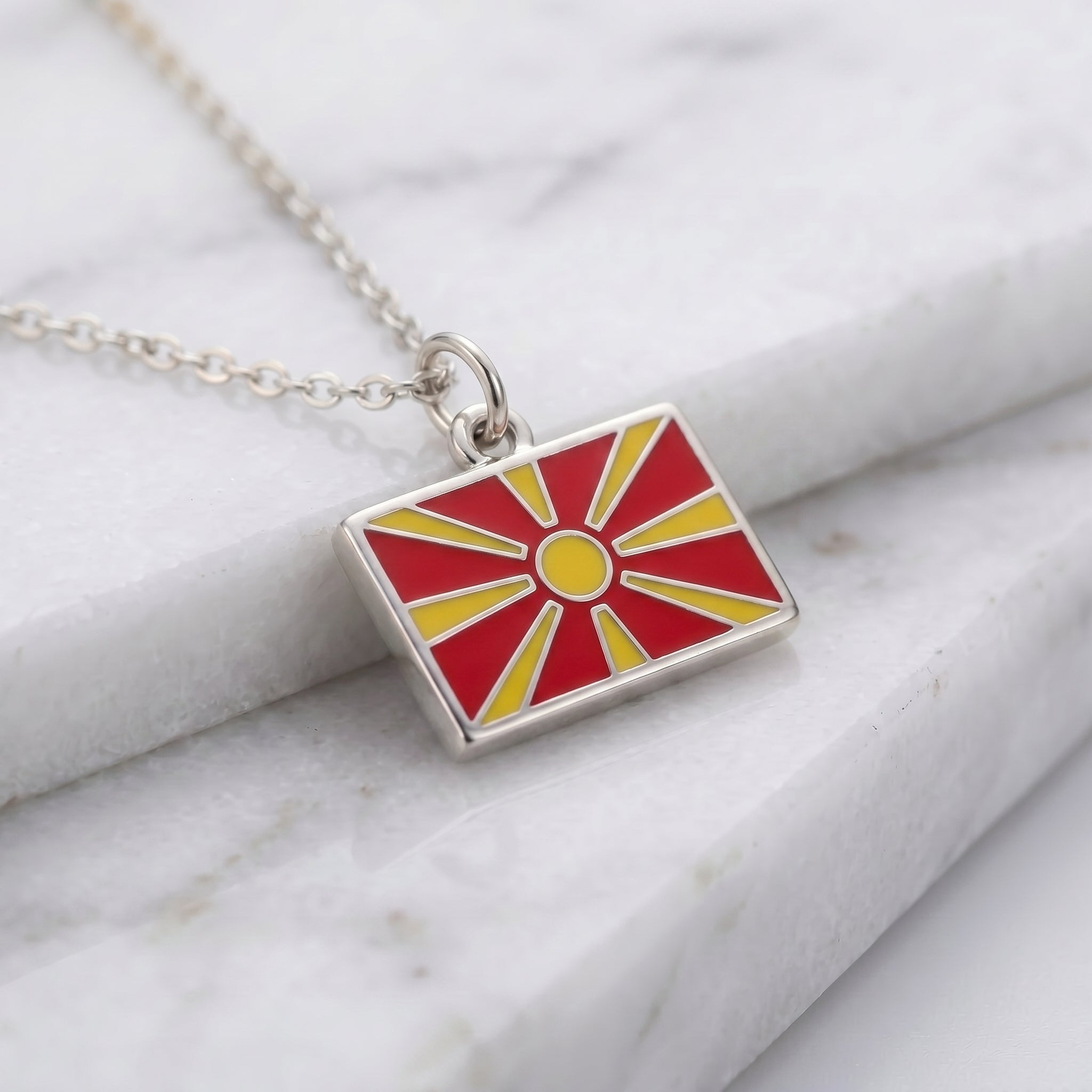 Észak-Macedónia zászló charm · Ezüst