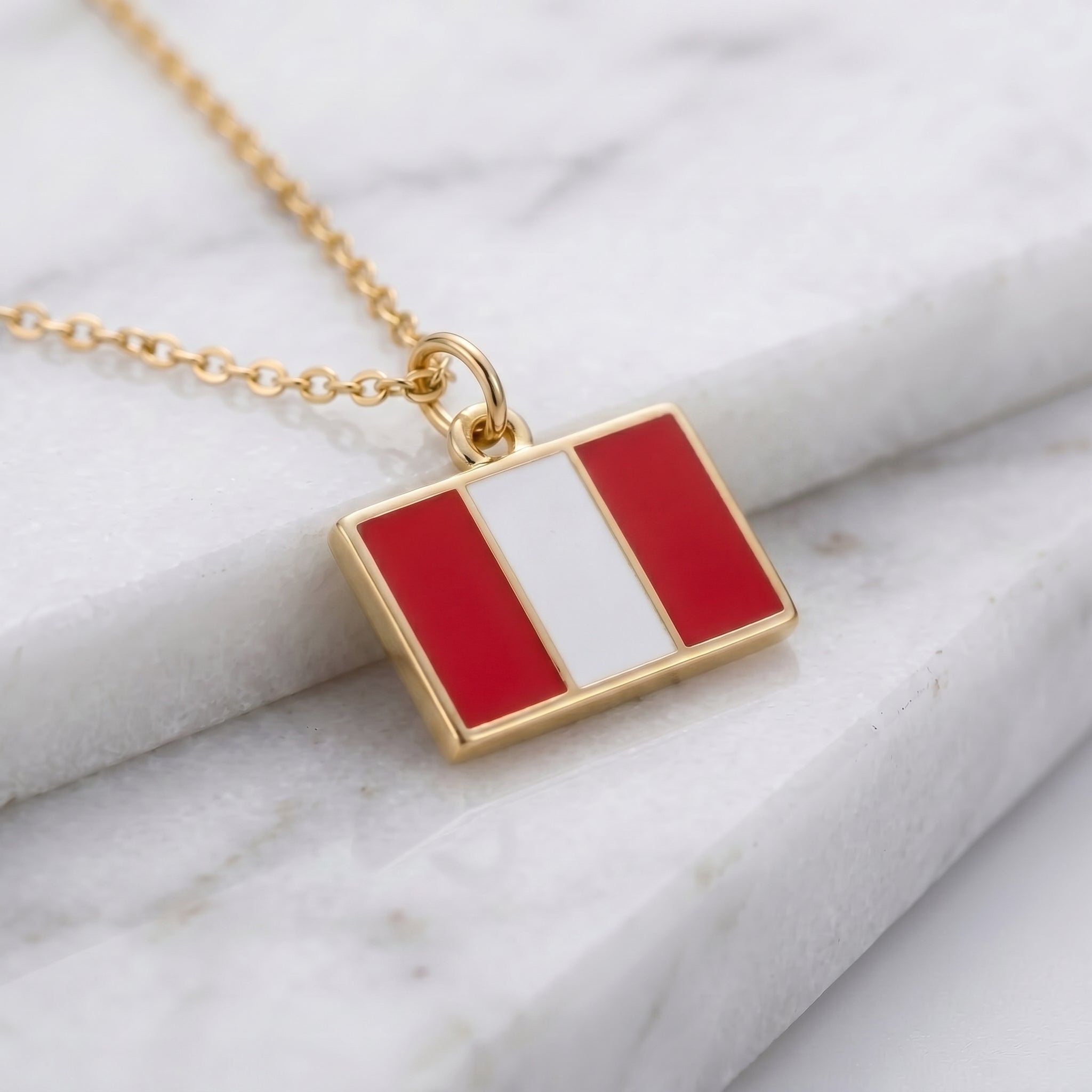 Peru zászló charm · Arany