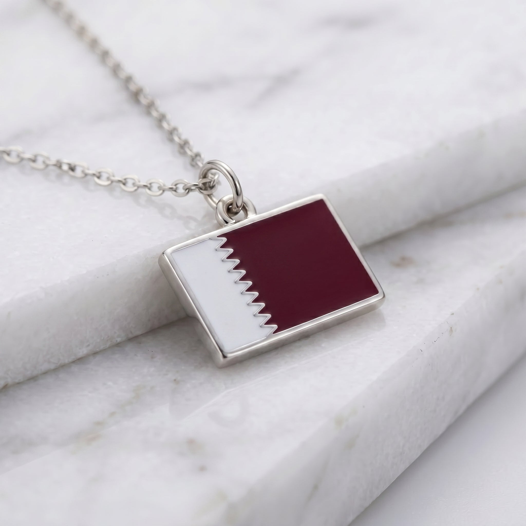 Katar zászló charm · Ezüst