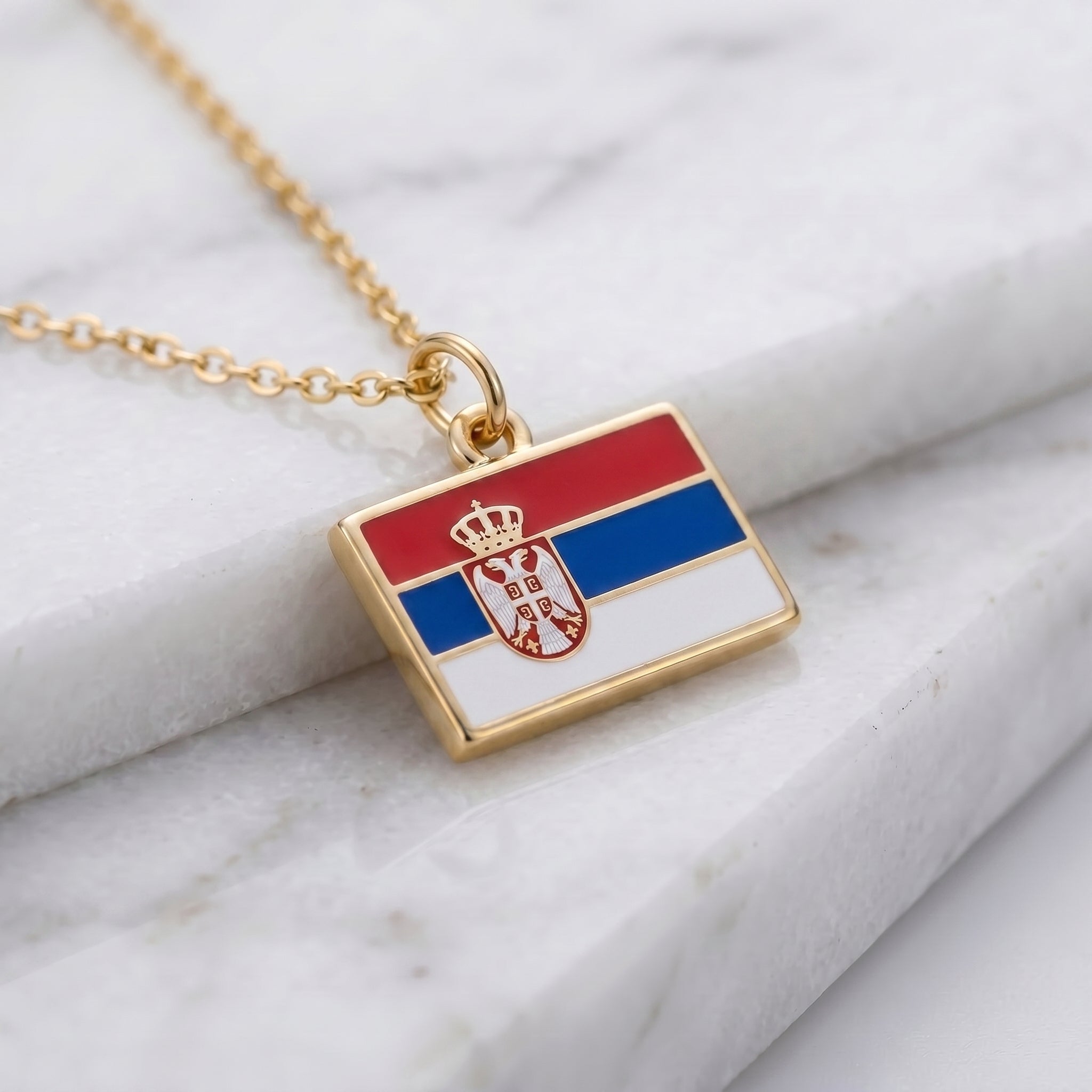 Szerbia zászló charm · Arany