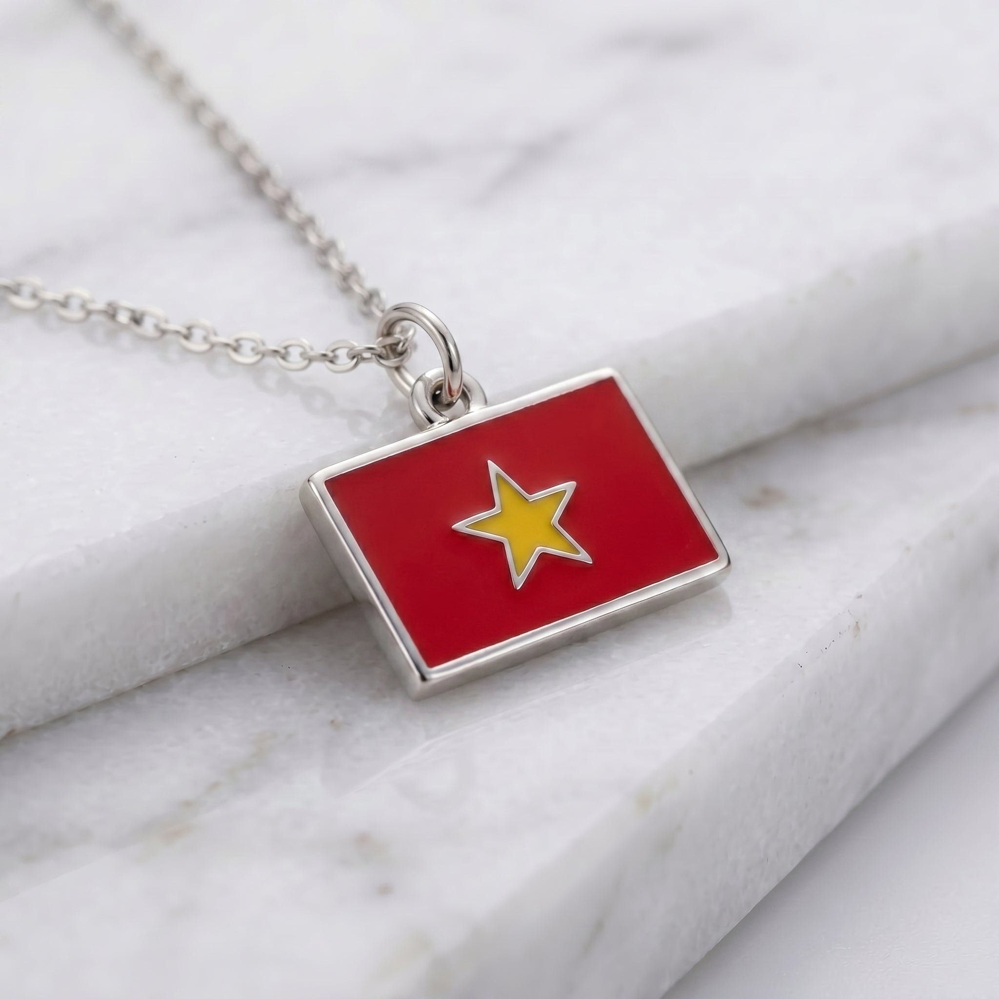 Vietnám zászló charm · Ezüst